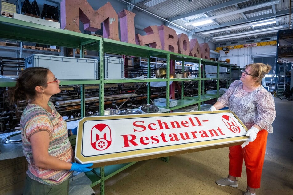 Carola Hütcher (45, l.) und Anett Polig (54) mit einer MITROPA-Leuchtreklame.