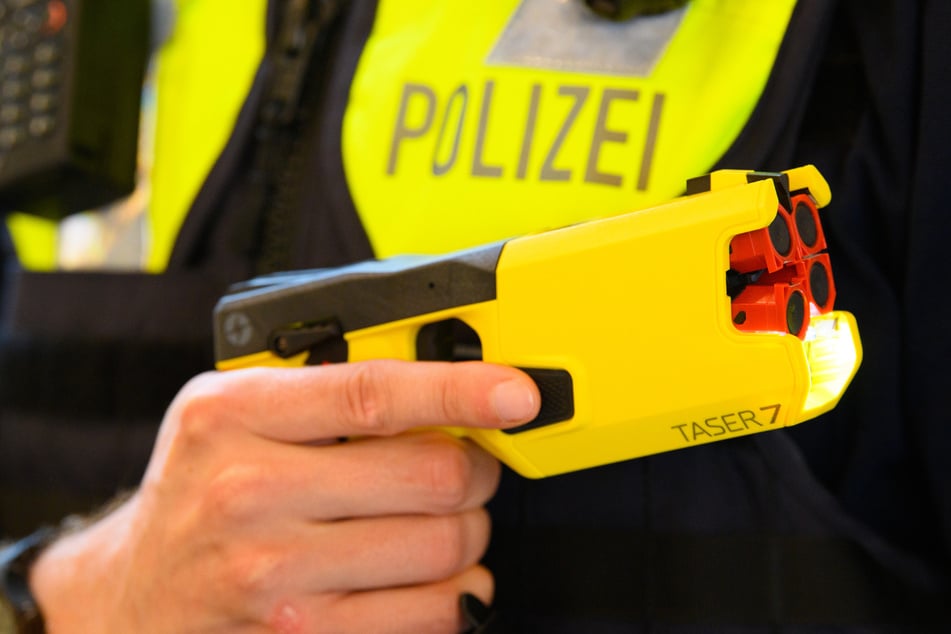 Mit solch einer Taser-Pistole musste der 44-jährige Ukrainer kurzzeitig außer Gefecht gesetzt werden.