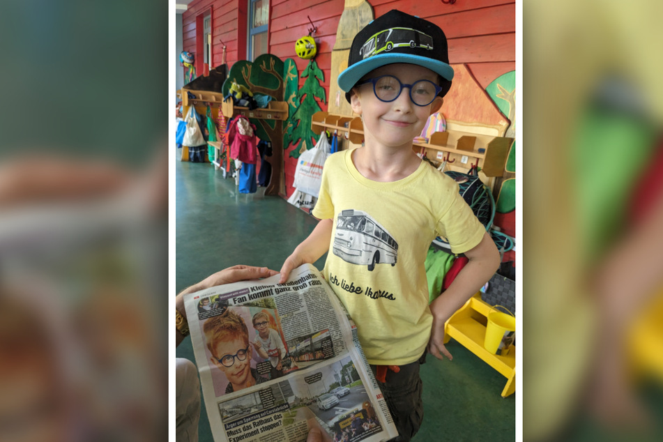 Vincent Henze (7) zeigt ganz stolz die Morgenpost, in deren Ausgabe der Knirps zu sehen ist.