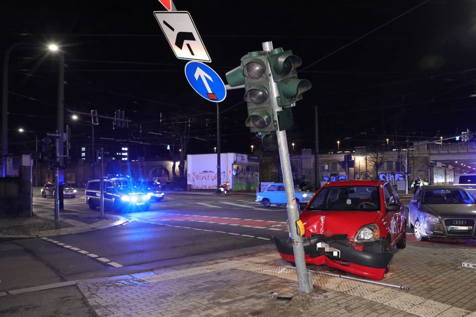 Crash am Bahnhof Neustadt: Toyota-Fahrerin (38) übersieht Audi und rauscht voll in Ampel