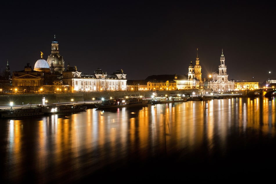 Alles wie immer: In Dresden bleibt die Skyline erleuchtet, auch während der weltweiten Earth Hour.