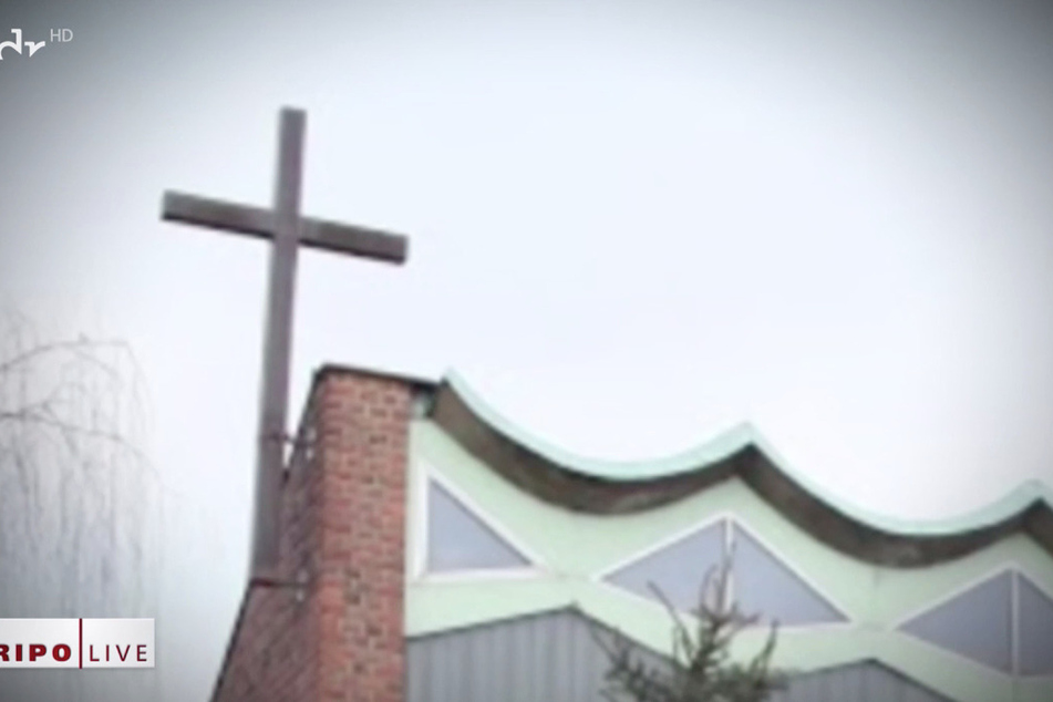Das Kreuz der Gemeinde St. Gabriel ist mit Kupfer beschlagen.