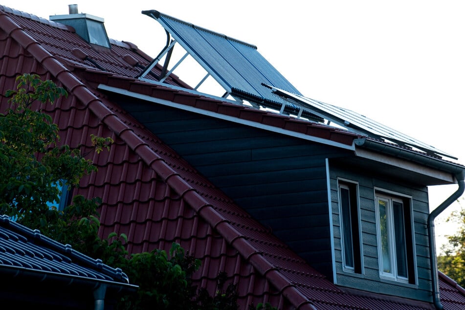 Wenn die Wohnung zu heiß wird: Wie eine Solaranlage Euch im Sommer vor Hitze schützen kann