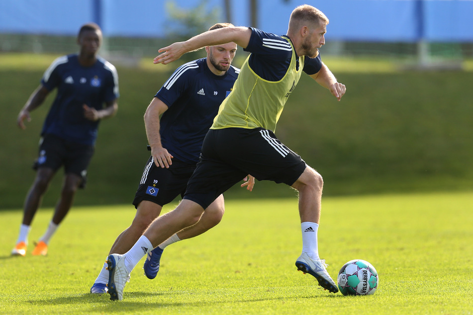 Aaron Hunt spielt im Training den Ball.
