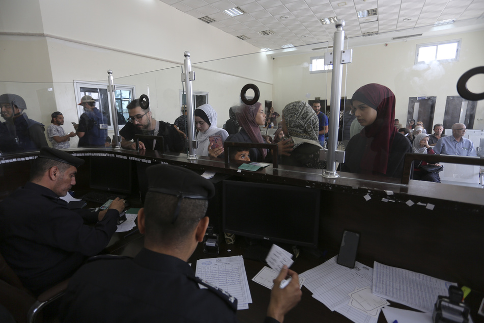 Zahlreiche Palästinenser mit doppelter Staatsangehörigkeit ließen sich heute auf der Seite des Gazastreifens am Grenzübergang in Rafah für die Ausreise nach Ägypten registrieren.