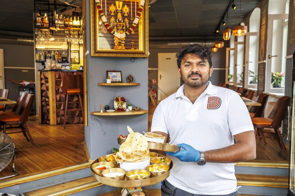 Restaurant-Chef Nikhil Boora (26) ist seit drei Jahren in Dresden, doch sein Herz schlägt noch immer für die Küche aus seiner Heimat. So auch die "tapasähnlichen" Thali, die viele verschiedene kleine Häppchen beinhalten.
