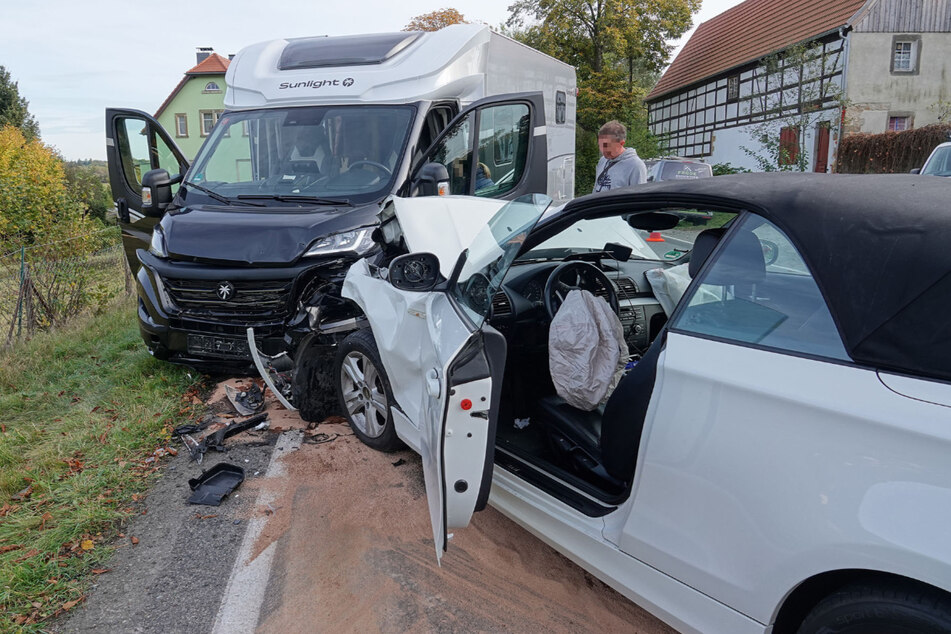 Mehrere Autos wurden bei dem Zusammenstoß stark beschädigt.