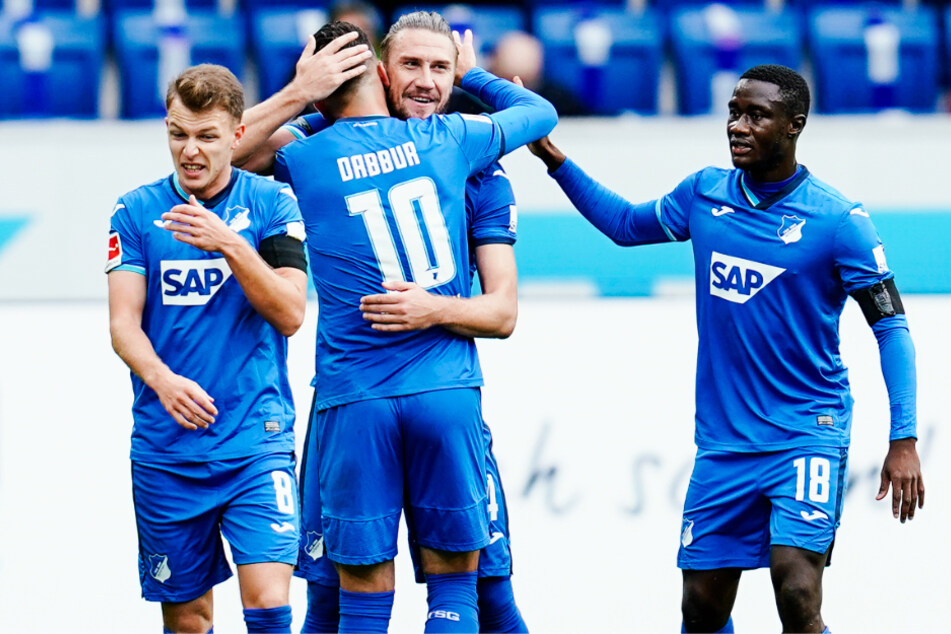Ermin Bicakcic (2.v.r.) bejubelt mit seinen Teamkollegen sein Tor zum 1:0. Später musste der bosnische Nationalspieler verletzt ausgewechselt werden.