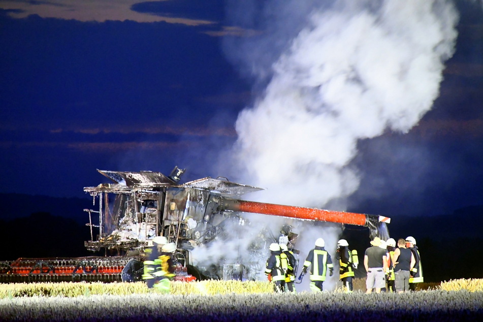 Der Mähdrescher-Brand auf einem Feld an der S111 zwischen Pfaffendorf und Friedersdorf entstand höchstwahrscheinlich durch einen technischen Defekt.