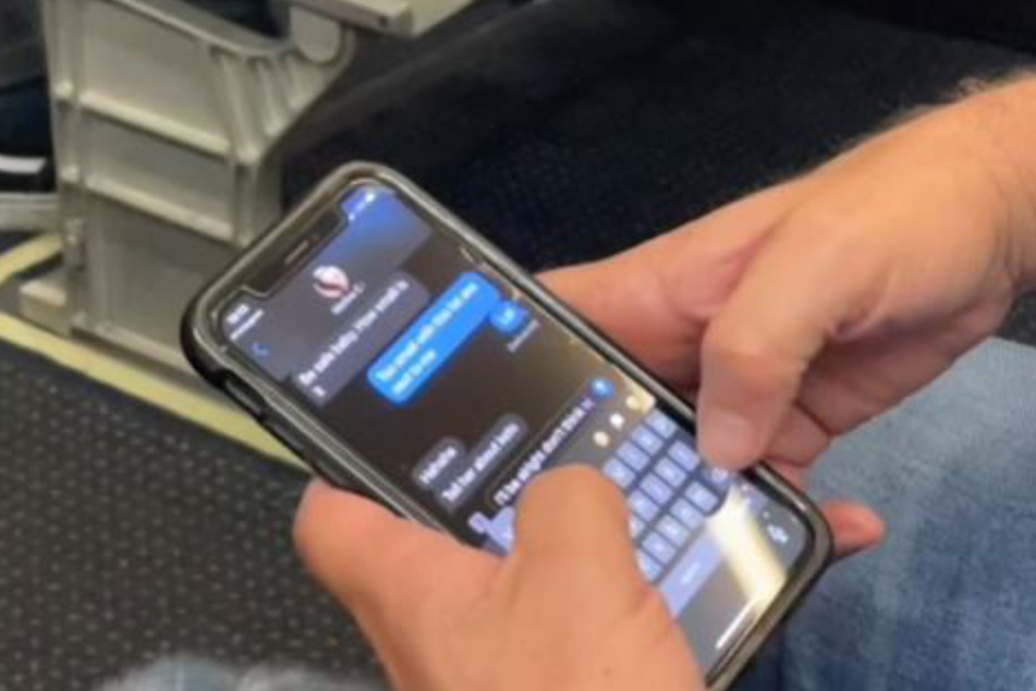 Was der Passagier neben ihr ins Handy tippte, passte Landen Ewing (22) gar nicht.