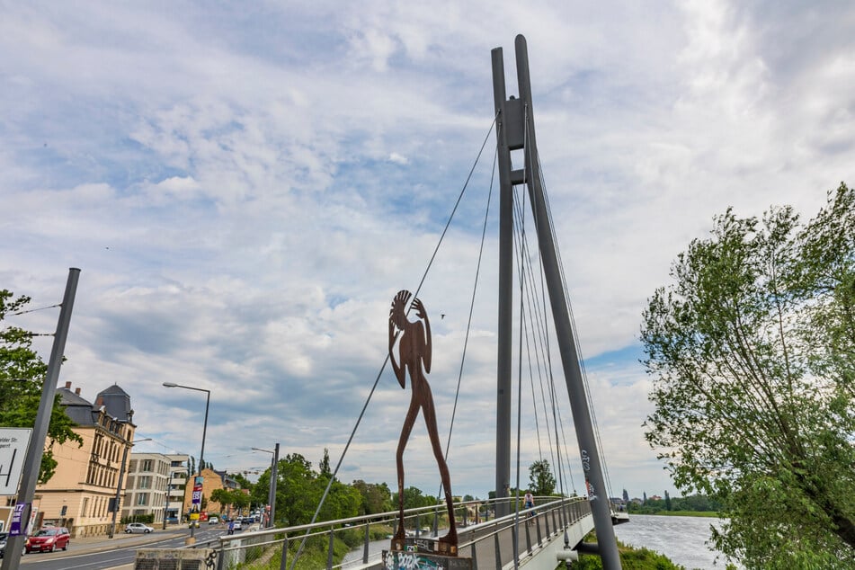 Ab Ende der 90er Jahre hatte sich die Dresdnerin im Stadtbezirksparlament auch für den Bau der Molenbrücke in Pieschen eingesetzt.