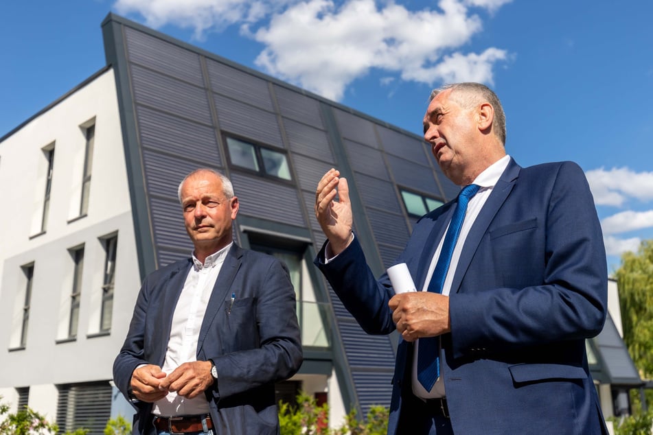 Regionalminister Thomas Schmidt (59, CDU) besichtigte mit Fasa-Chef Ullrich Hintzen (66, l.) das "Solar-Domizil".