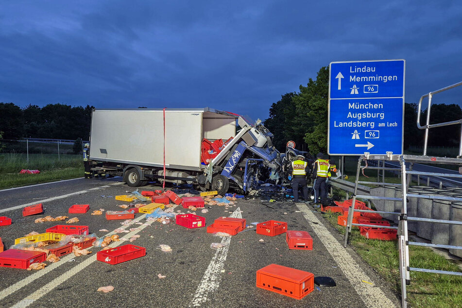 Die Hähnchen aus dem Laster verteilten sich über die Fahrbahn der B12.
