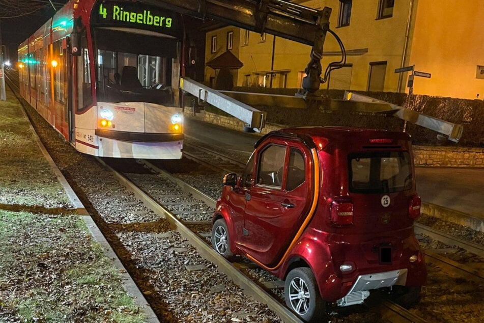 Die Schienen stoppten letztendlich die Fahrt des betrunkenen Rentners.