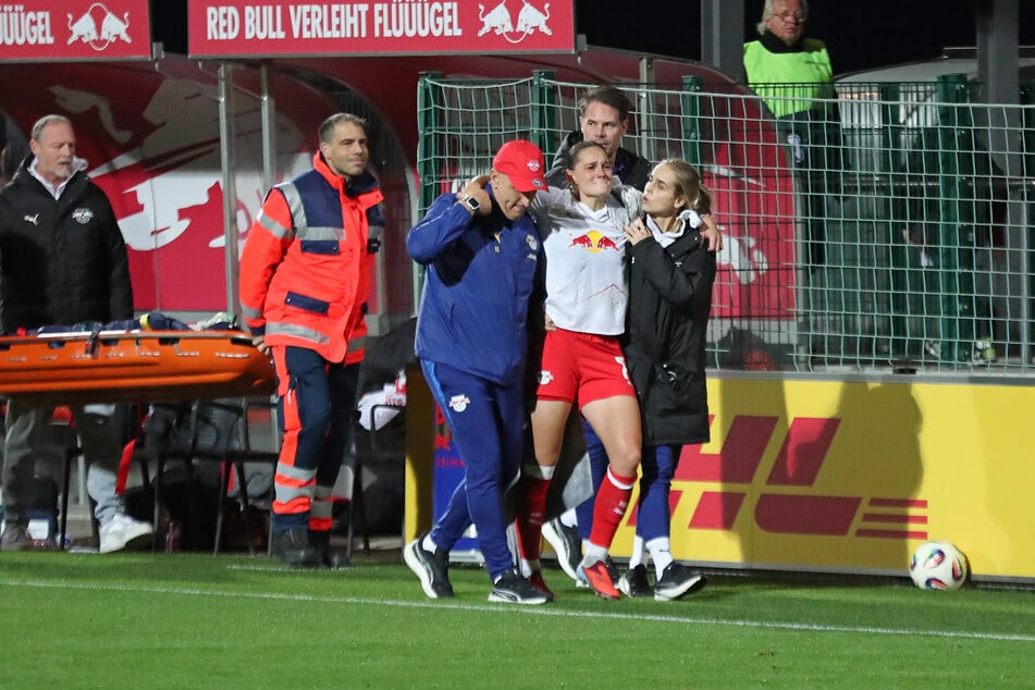 Giovanna Hoffmann (27) verließ den Platz mit schmerzverzerrtem Gesicht.