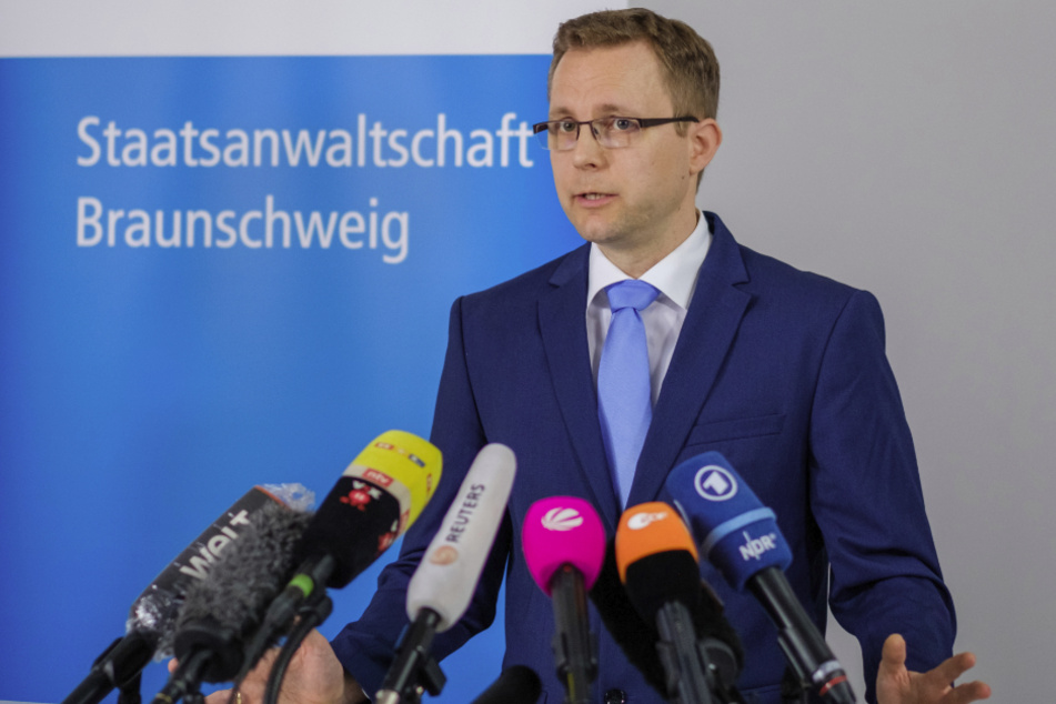 Braunschweig: Staatsanwalt Hans Christian Wolters spricht in der Staatsanwaltschaft zu Medienvertretern über die Ermittlungen im Fall Maddie.