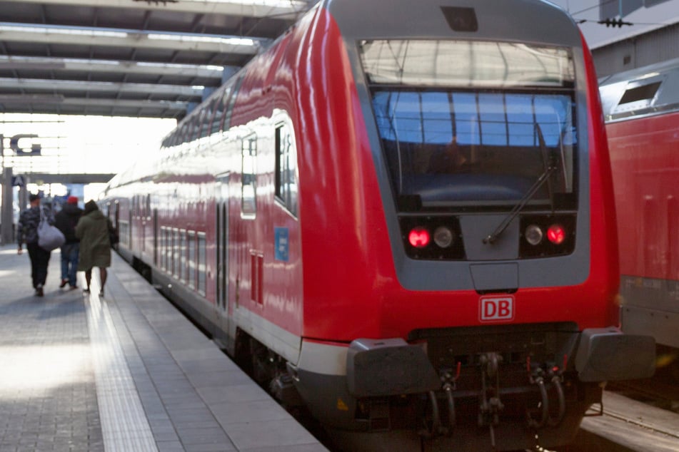 München: Ohne Ticket mit Bahn unterwegs! Mann rastet bei Kontrolle aus