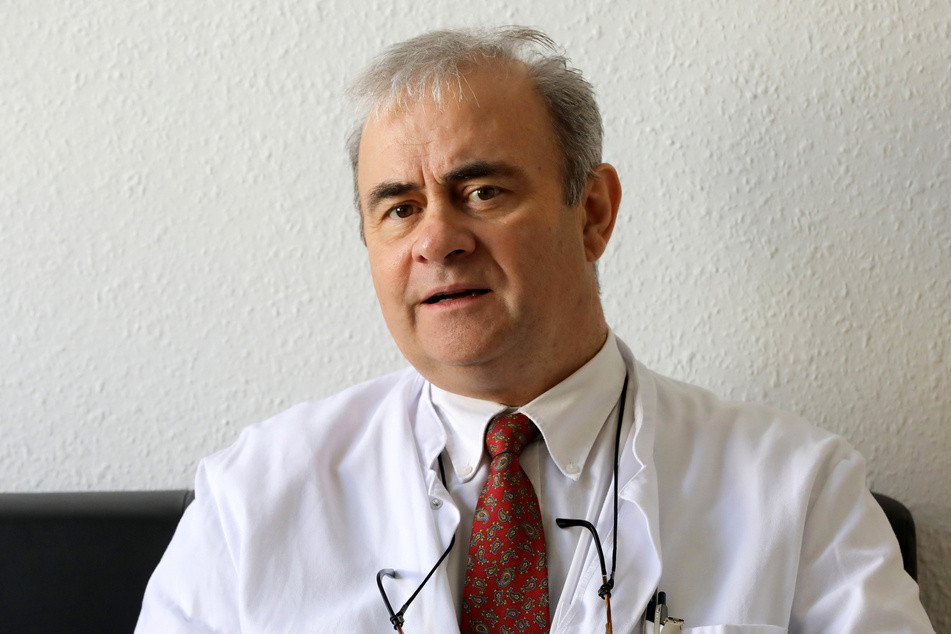 Emil Reisinger, Leiter der Abteilung für Tropenmedizin und Infektiologie der Unimedizin Rostock, in seinem Büro.