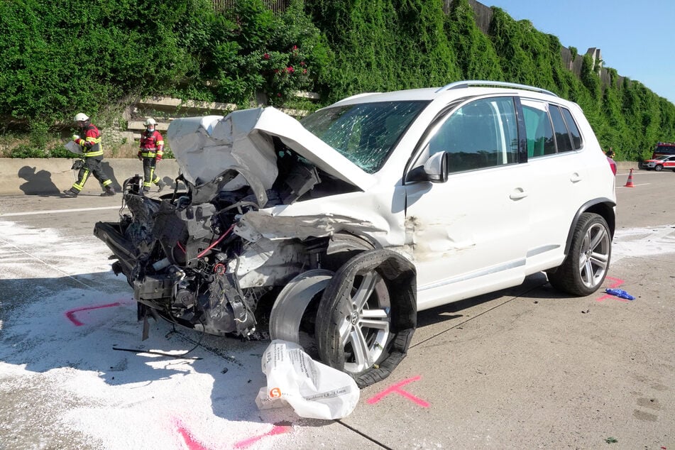 Alle Insassen im VW wurden schwer verletzt.