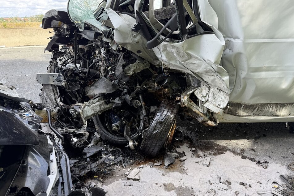 Der Kleintransporter wurde vollständig zerfetzt.