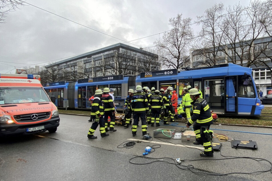 Tram-Unfall in München: Fußgänger eingeklemmt und schwer verletzt