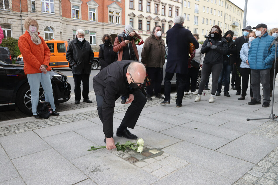 Sven Schulze (49, SPD), Oberbürgermeister der Stadt, legt Blumen nach der Verlegung von Stolpersteinen auf dem Gehweg der Zschopauer Straße nieder.