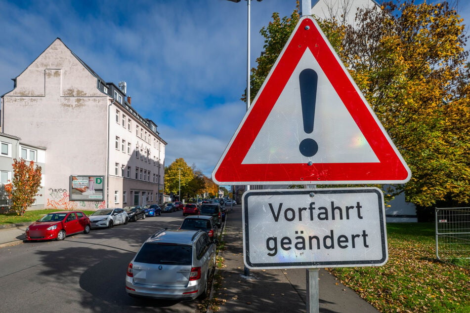 Vor der Kreuzung weisen Schilder auf die Vorfahrtänderung hin.
