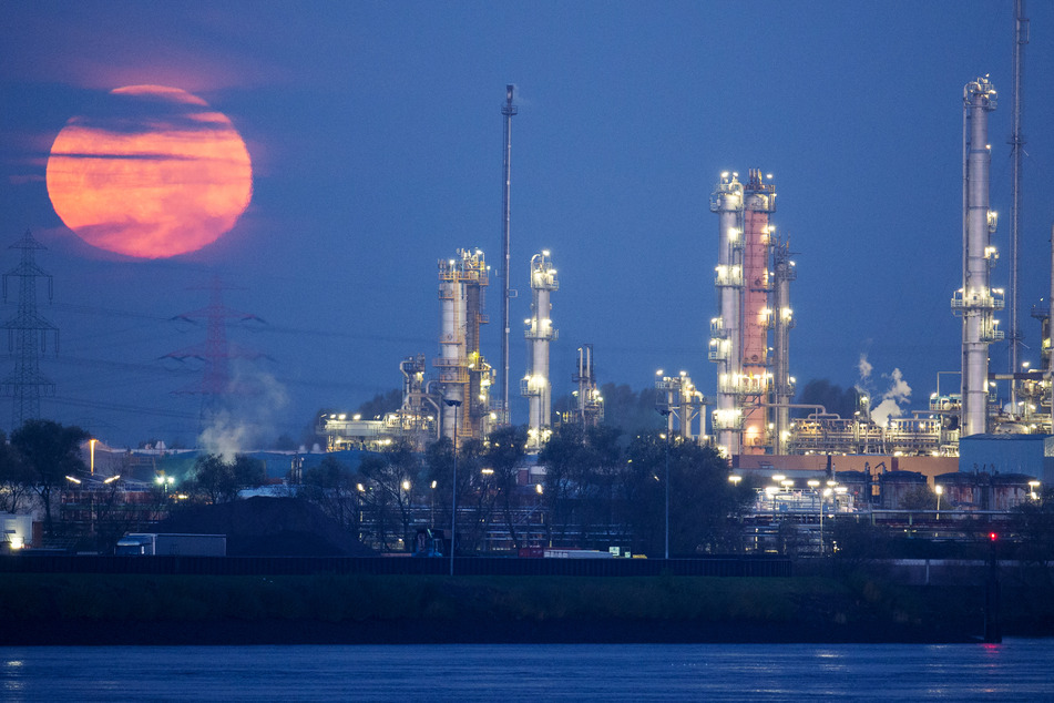 Die Erdölraffinerien im Hamburger Hafen verbrauchen sehr viel Energie. Sie sind darauf angewiesen, dass das Gas als Energieträger weiter fließt.