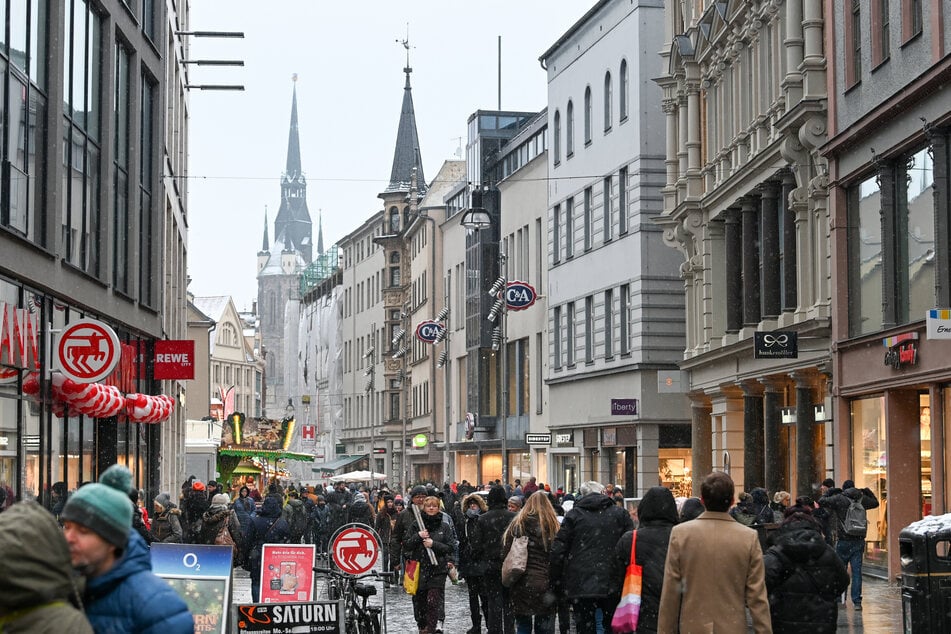 Auf der Leipziger Straße in Halle wurde am Samstagabend eine Jugendliche attackiert. (Archivbild)