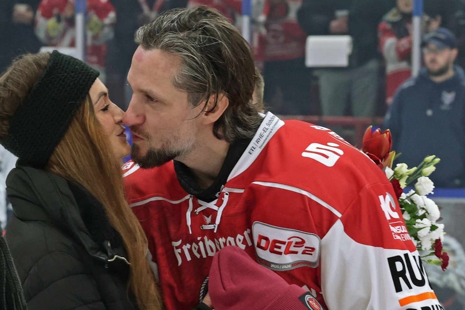 Ein Küsschen für Eispiraten-Rekordspieler Dominic Walsh. Gestern war er auch Torschütze.