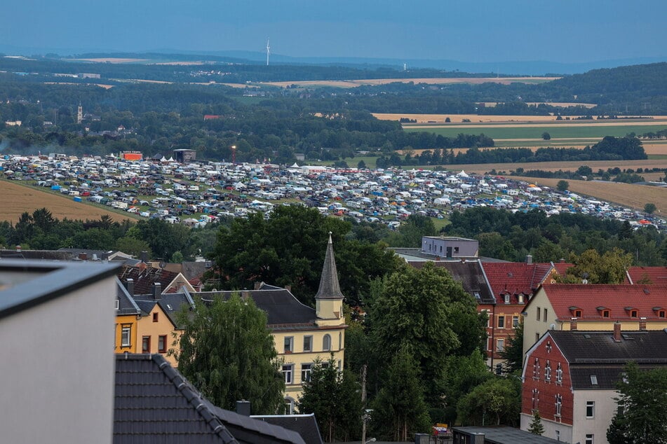 Alles voll: Zahlreiche Zelte, Campingwagen und Co. standen auf dem Festgelände.