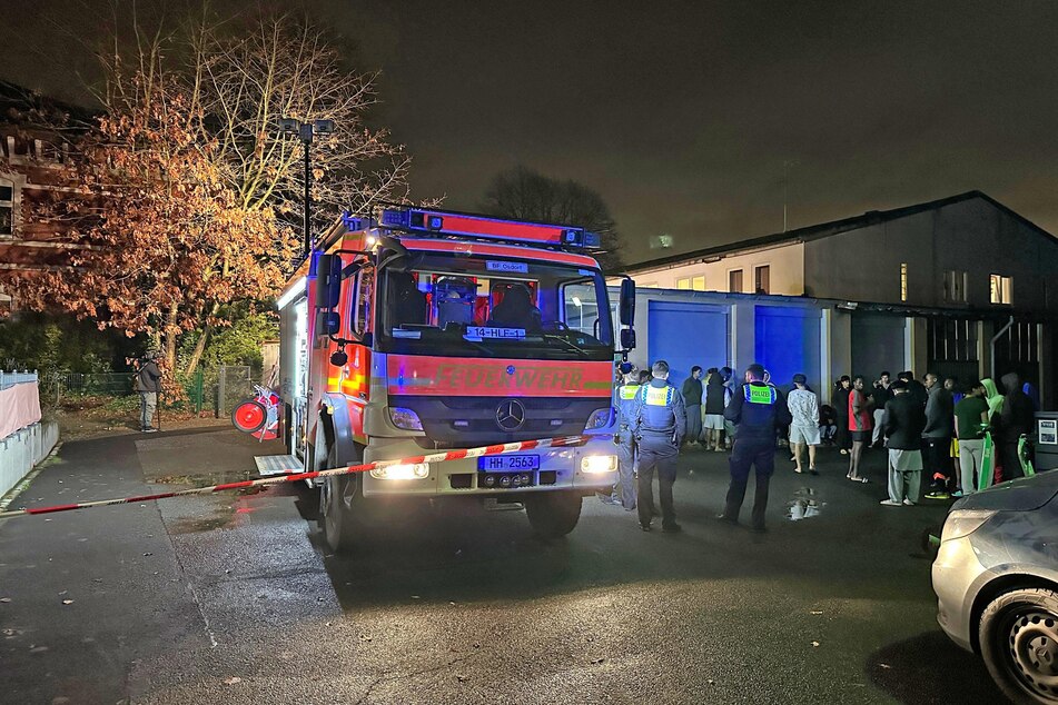 Die Feuerwehr am Einsatzort. Ein Brand konnte glücklicherweise verhindert werden.