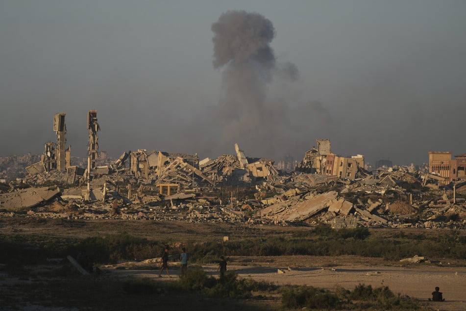 Berichte sprechen von schweren Bombardierungen in der Stadt Gaza und Dutzenden Toten.