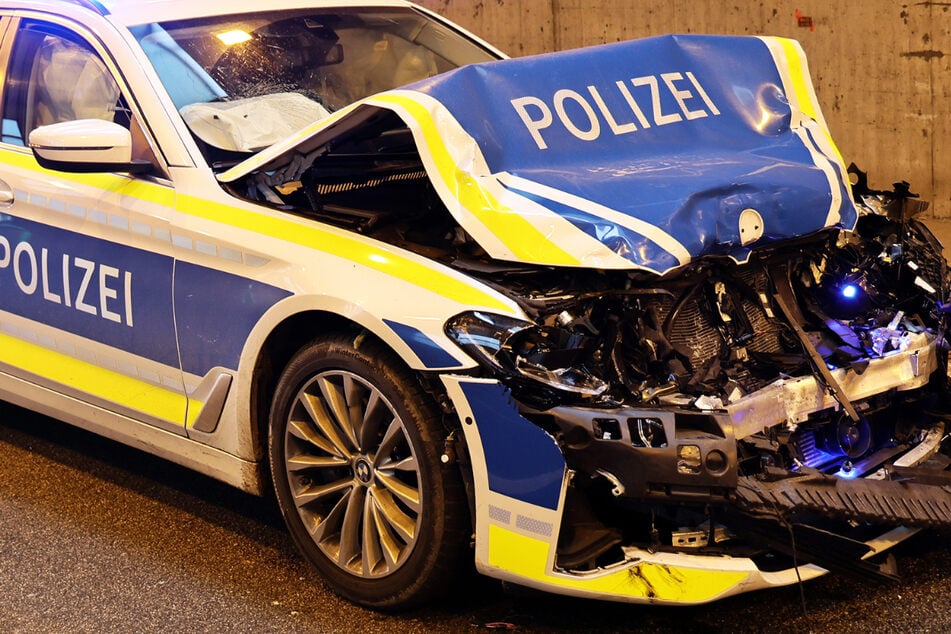Unfall A3: Streifenwagen rammt Nissan bei Verfolgungsjagd: Vollsperrung der A3 nach Unfall