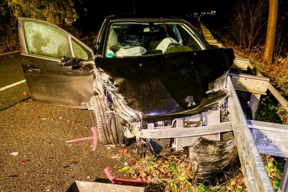 Schwerer Unfall im Erzgebirge: Auto kracht gegen Felsen und Leitplanke