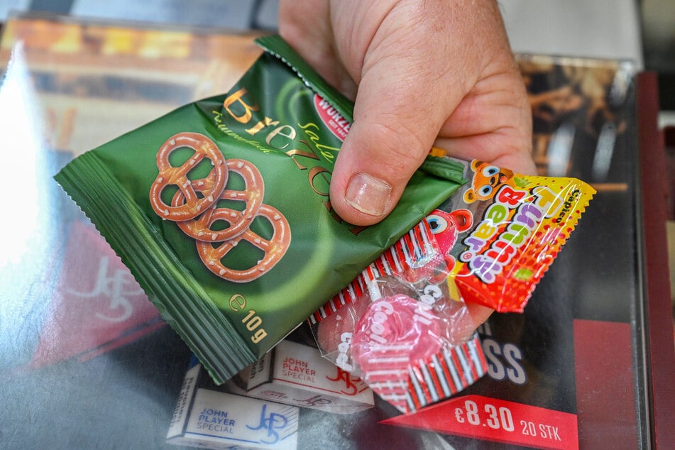 Kundenservice: An der Bastei-Tankstelle erhalten "große" Kunden ein Tütchen Brezeln als Dankeschön, "kleine" Lollies.