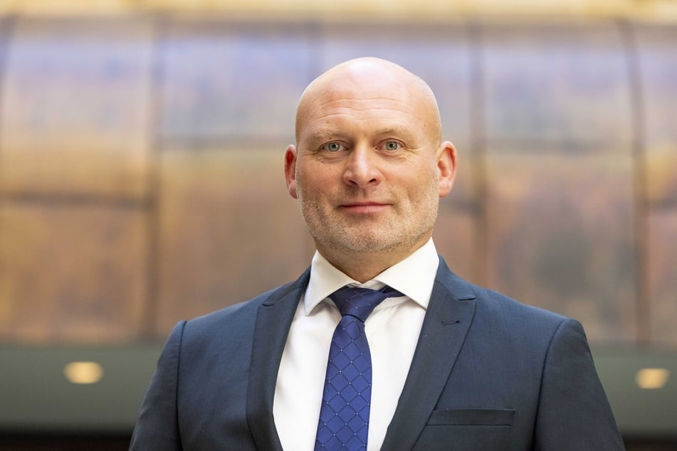 Unternehmer Roland Hess hatte die Idee der sächsischen Bilderschau unterm Louvre.