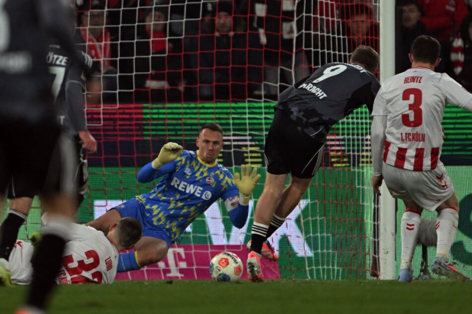 Drei Minuten reichen Jonathan Burkardt (2.v.r.), um die Hoffnungen der Kölner auf ein Remis oder mehr zu begraben.