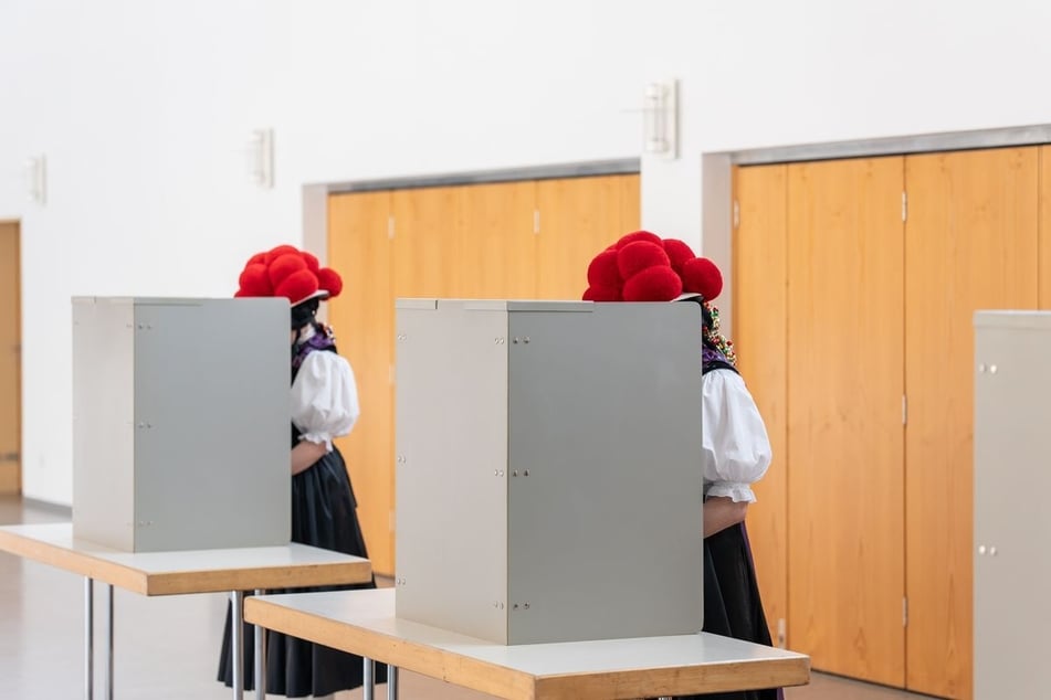 Für den Gang zur Urne warfen sich einige Gutacher feierlich in Schale.