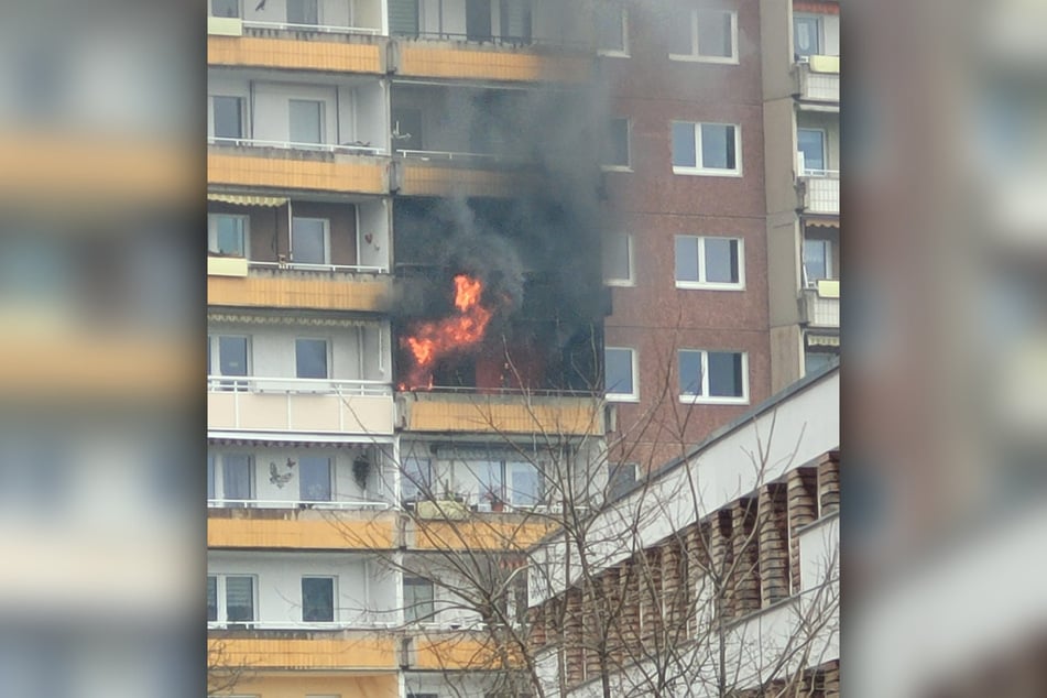 In einem Plattenbau in Leipzig-Grünau war am Sonntagnachmittag ein Feuer in einer Wohnung ausgebrochen.