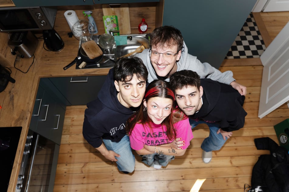 Ali (l.), Toni (r.), Hannes (h.) und Litti (v.) ziehen für ein Marketing-Projekt der Philipps-Universität Marburg in die "Marburg-WG" und zeigen ihren Alltag in den sozialen Medien.