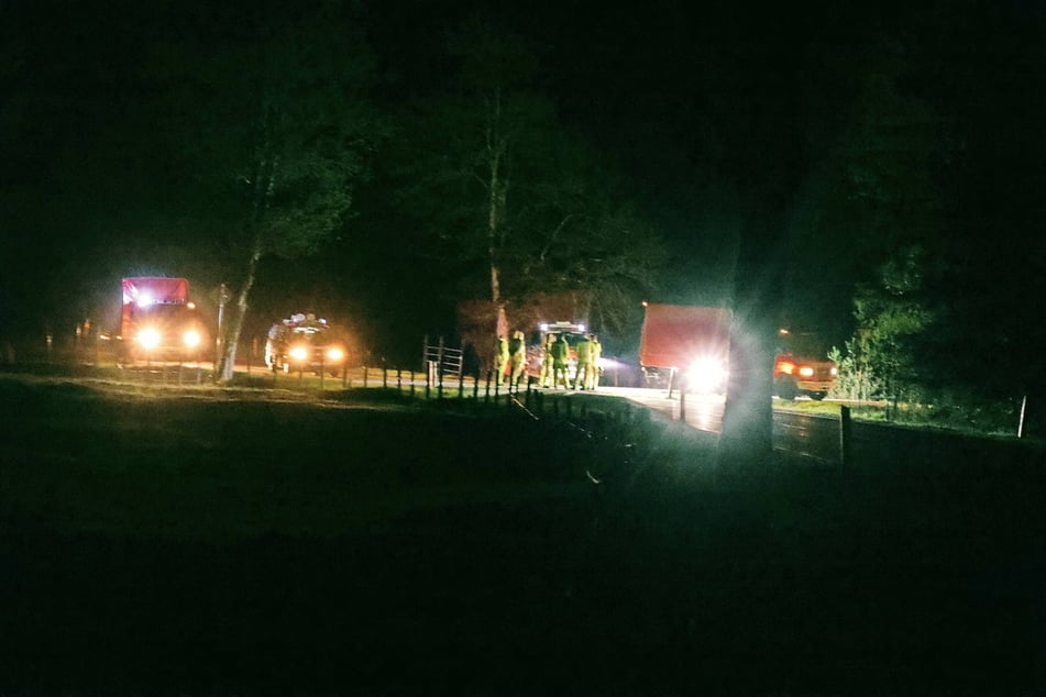 Die Feuerwehr versucht das Trinkwasserschutzgebiet Laubau wirksam zu schützen.