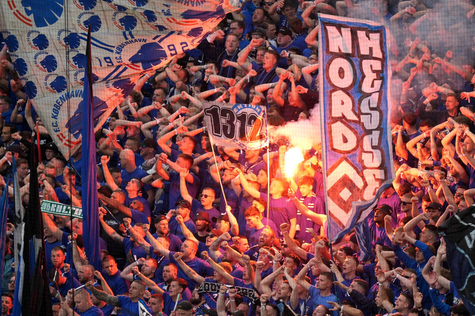 Die HSV-Fans brannten schon weit vor dem Anpfiff buchstäblich ein Feuerwehr auf den Tribünen des Volksparkstadions ab.