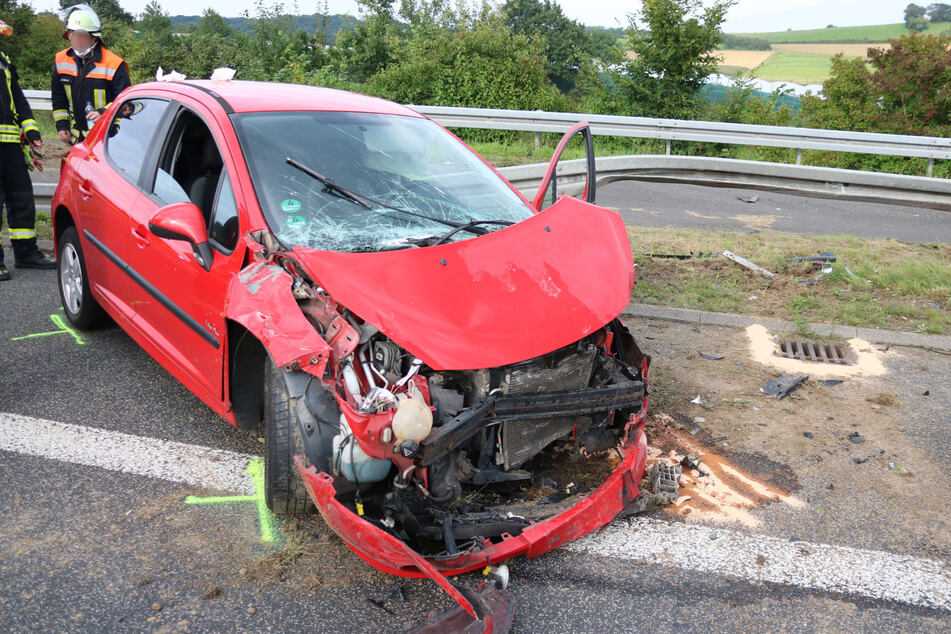 Der rote Peugeot des Unfallverursachers (28) wurde schwer demoliert, der Fahrer erlitt schwere Verletzungen.