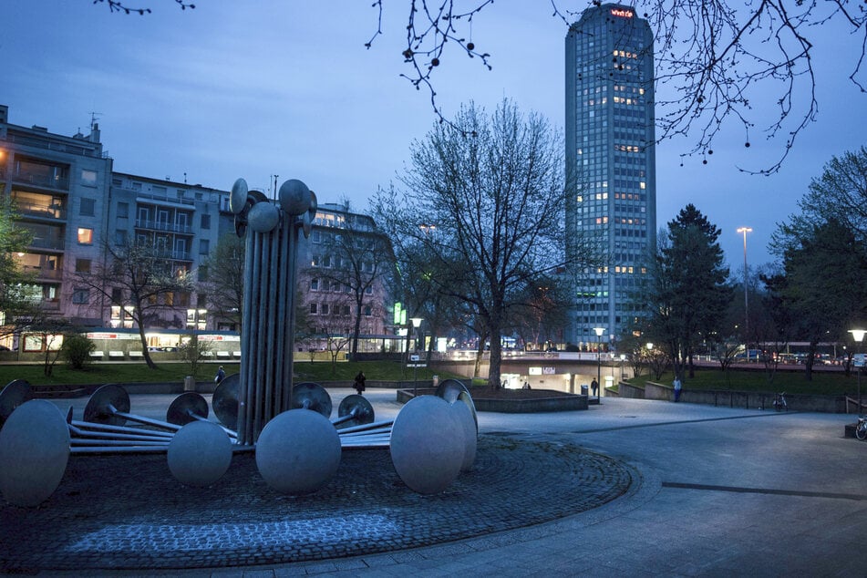 Der Ebertplatz in der Kölner Innenstadt erstrahlt ab Freitag im winterlichen Flair.