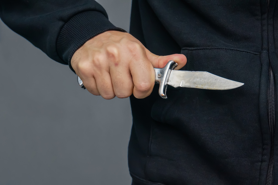 Nach einer Messerattacke in Neuss befindet sich ein Tatverdächtiger in U-Haft (Symbolbild).
