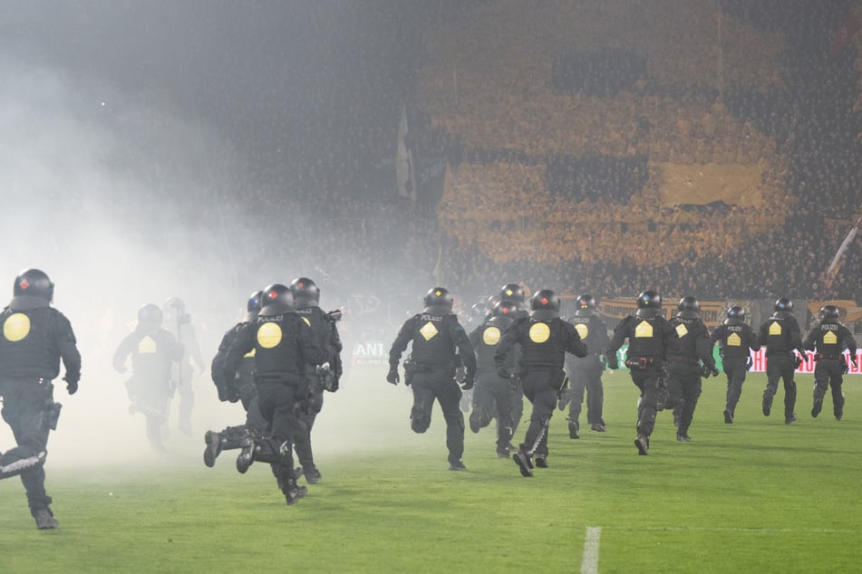 Die Polizei drängte die Fans zurück in den K-Block.