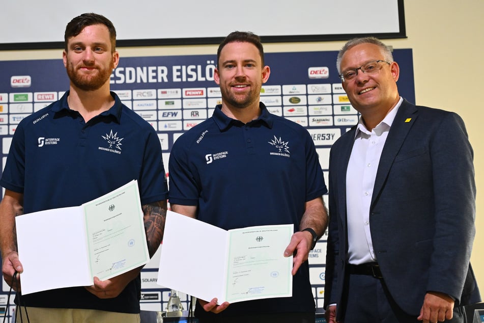 Dane Fox (32, v.l.) und Tylor Spink (33) erhielten von Wirtschaftsbürgermeister Jan Pratzka (54) die Einbürgerungs-Urkunde.