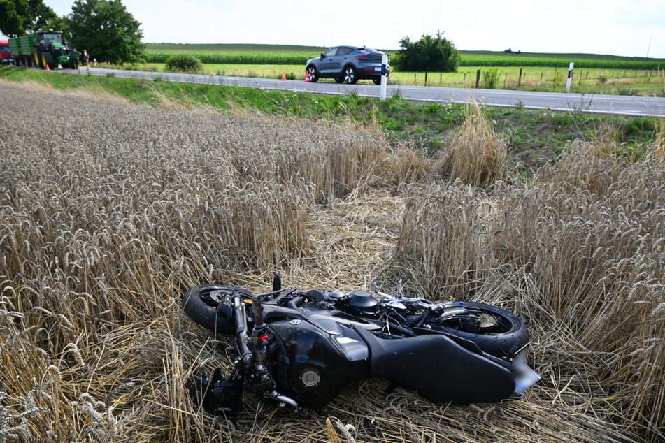 Das Motorrad lag auf einem Feld. Der verletzte Fahrer (55) wurde ins Krankenhaus gebracht.