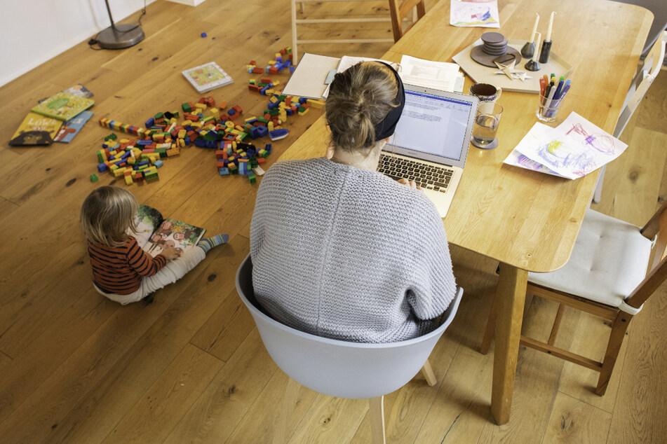 Die Zahl der Beschäftigten, die ihre Büroarbeit von zu Hause erledigen, hat sich in Baden-Württemberg einer Erhebung der DAK zufolge während der Pandemie verfünffacht. (Symbolbild)